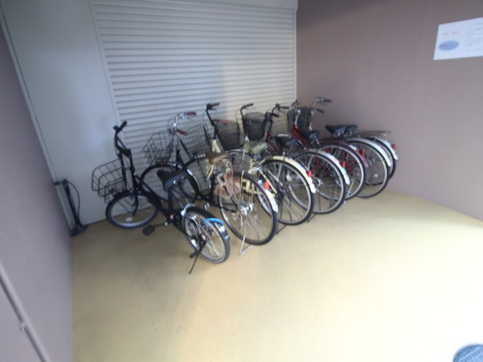 物件外観写真4　(駐輪場)