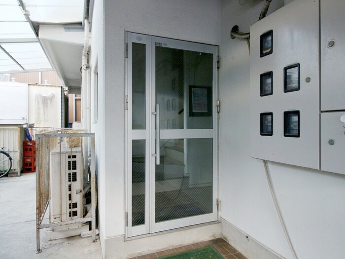 物件外観写真3　(エントランス部分)