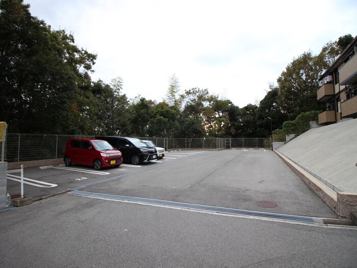 物件外観写真3　(駐車場)