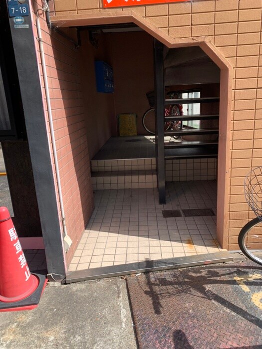 物件外観写真4　(エントランス部分)