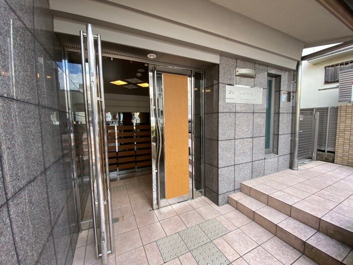物件外観写真3　(エントランス部分)