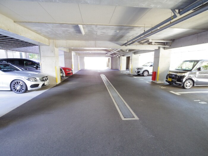 物件外観写真5　(駐車場)