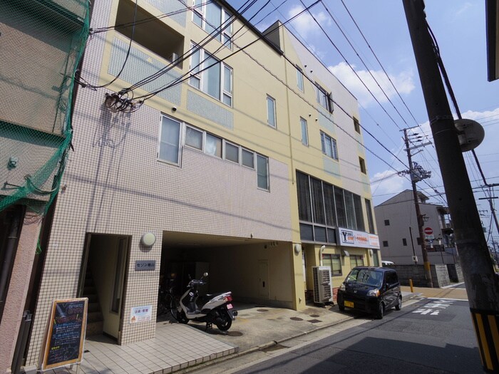 物件外観写真2　(エントランス部分)