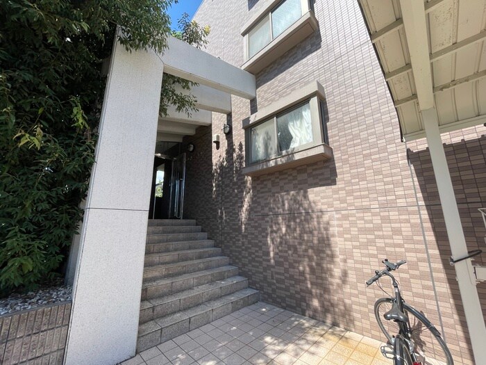 物件外観写真3　(エントランス部分)