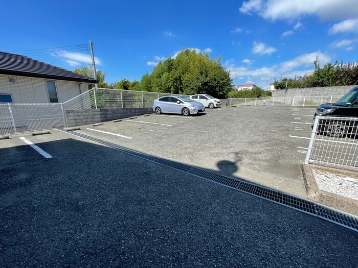 物件外観写真5　(駐車場)