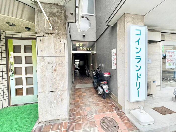 物件外観写真3　(エントランス部分)