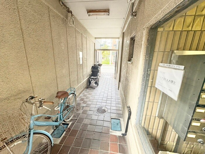 物件外観写真6　(エントランス部分)