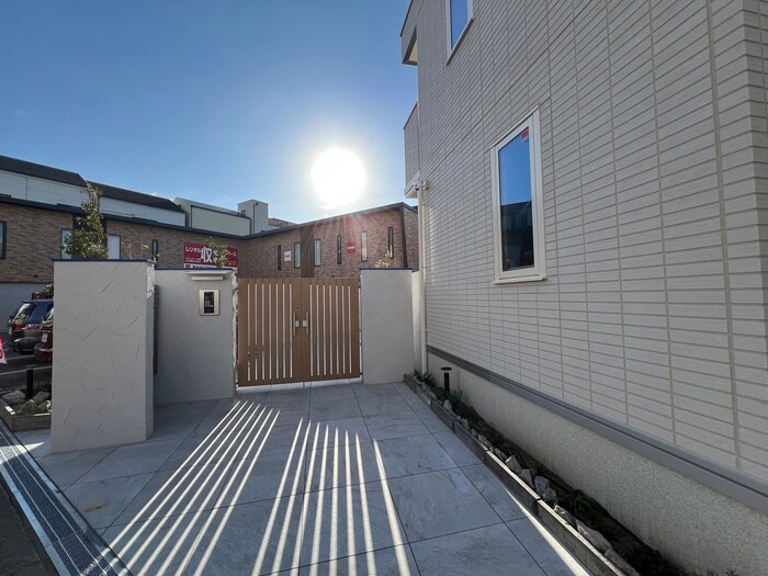 物件外観写真2　(エントランス部分)