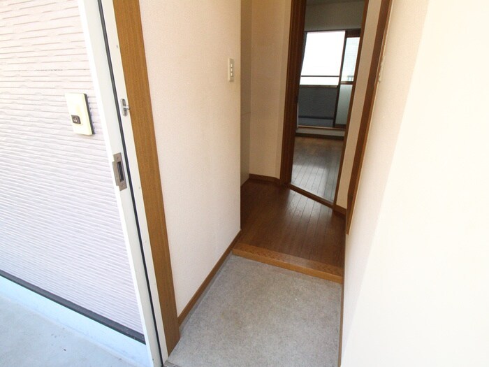 物件内観写真5　(玄関)