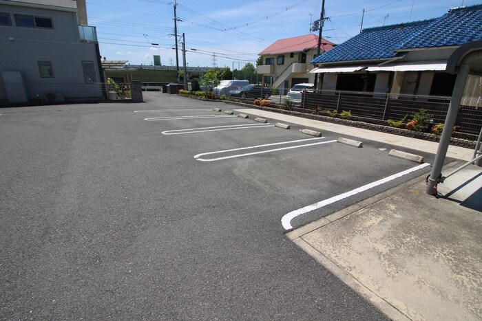 物件外観写真3　(駐車場)