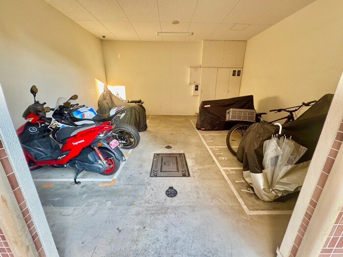 物件外観写真6　(バイク置き場)
