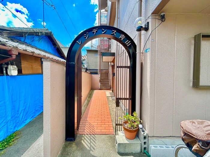 物件外観写真2　(エントランス部分)