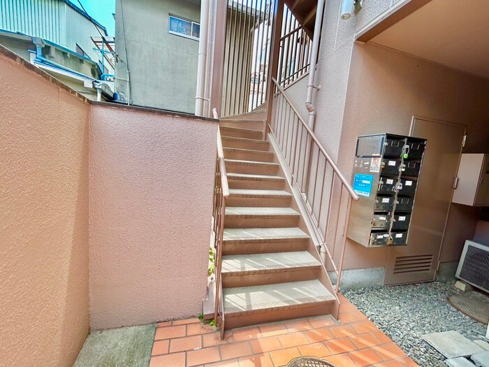 物件外観写真6　(エントランス部分)