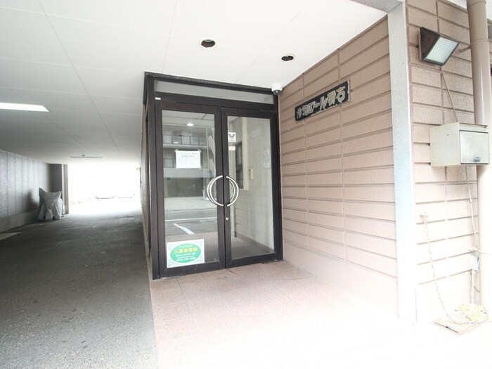 物件外観写真4　(エントランス部分)