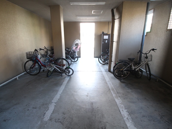 物件外観写真4　(駐輪場)