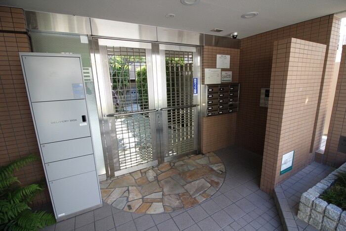 物件外観写真2　(エントランス部分)