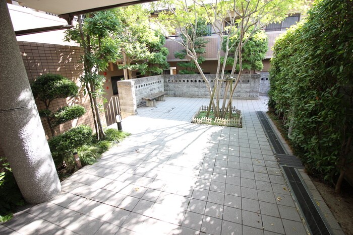 物件外観写真4　(エントランス部分)