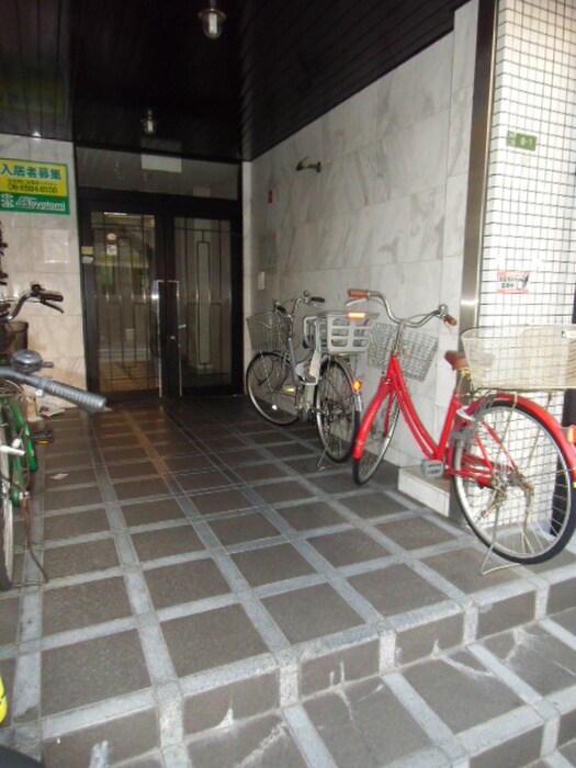 物件外観写真3　(エントランス部分)