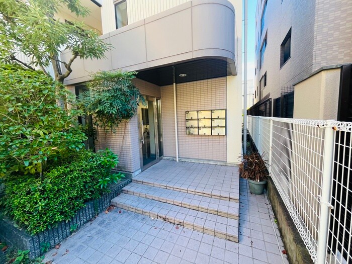 物件外観写真3　(エントランス部分)