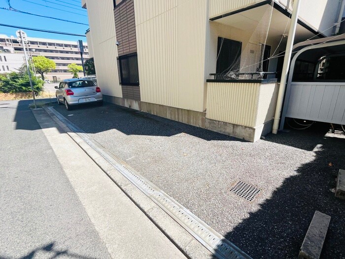 物件外観写真6　(駐車場)