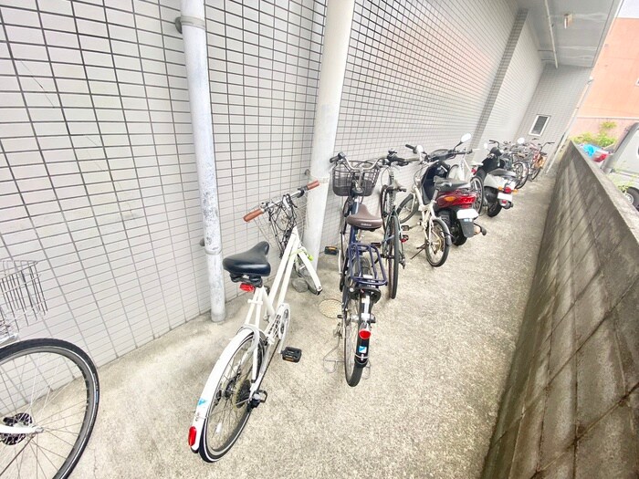 物件外観写真2　(駐輪場)