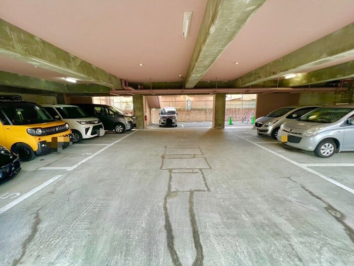 物件外観写真4　(駐車場)