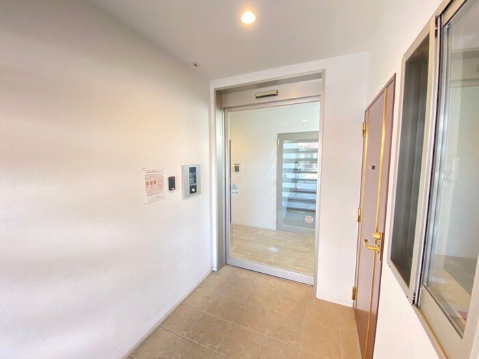 物件外観写真2　(エントランス部分)