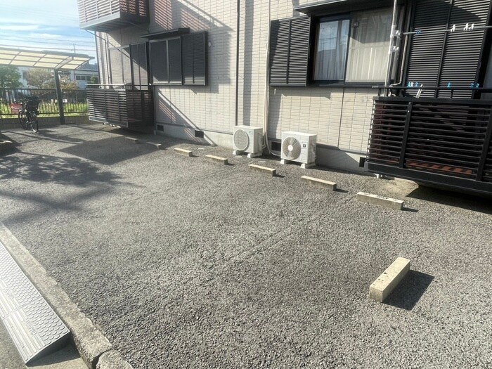 物件外観写真2　(駐車場)
