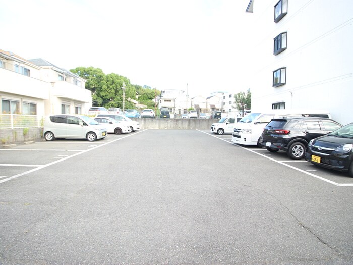 物件外観写真5　(駐車場)