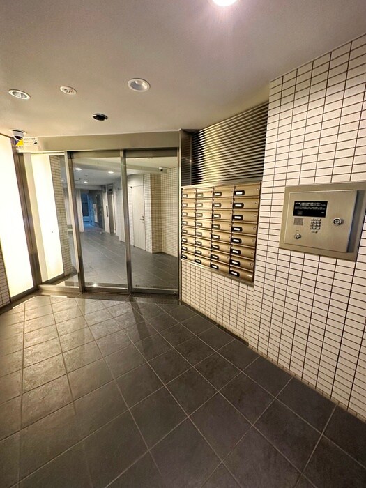 物件外観写真3　(エントランス部分)