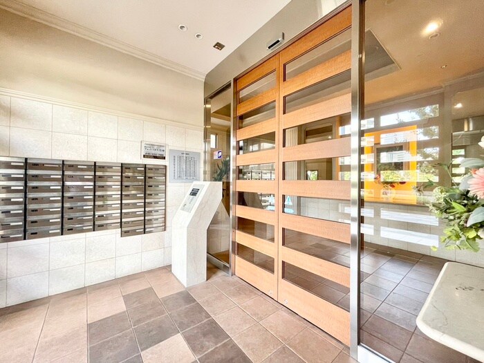 物件外観写真2　(エントランス部分)