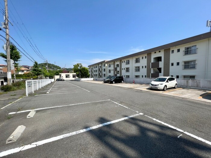 物件外観写真3　(駐車場)