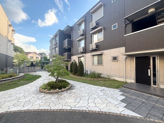 物件外観写真2　(エントランス部分)