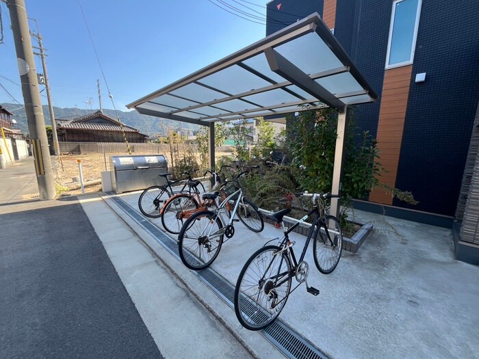 物件外観写真5　(駐輪場)