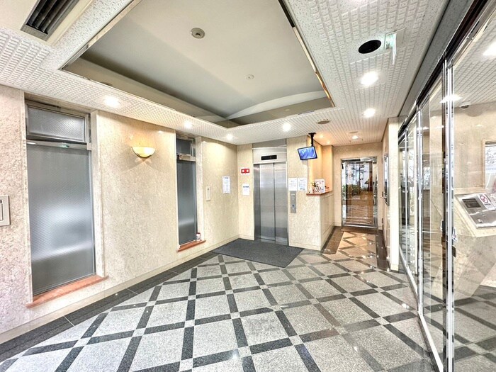 物件外観写真3　(エントランス部分)