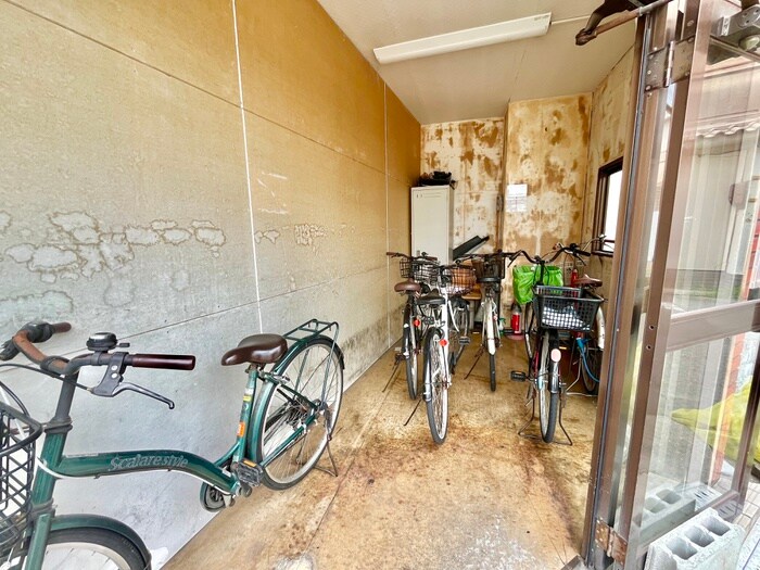 物件外観写真4　(駐輪場)