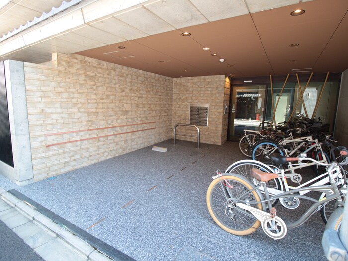 物件外観写真2　(エントランス部分)