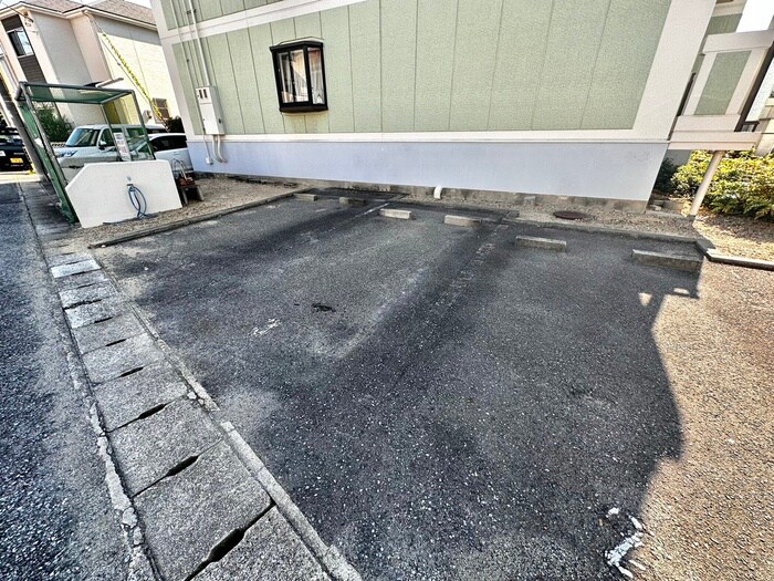 物件外観写真4　(駐車場)