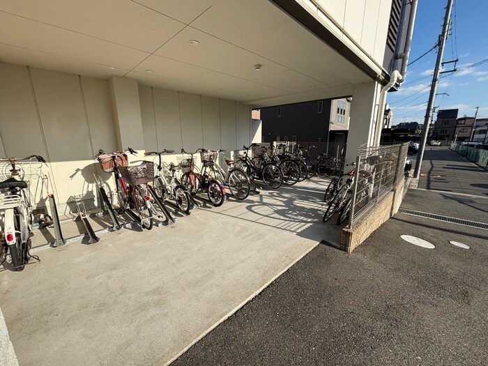 物件外観写真4　(駐輪場)
