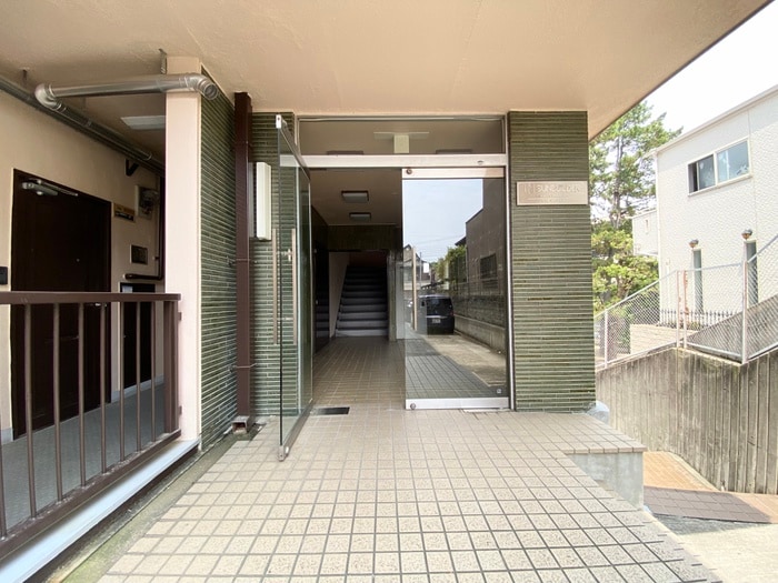 物件外観写真2　(エントランス部分)