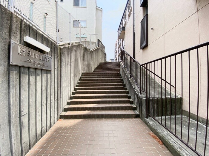 物件外観写真6　(エントランス部分)