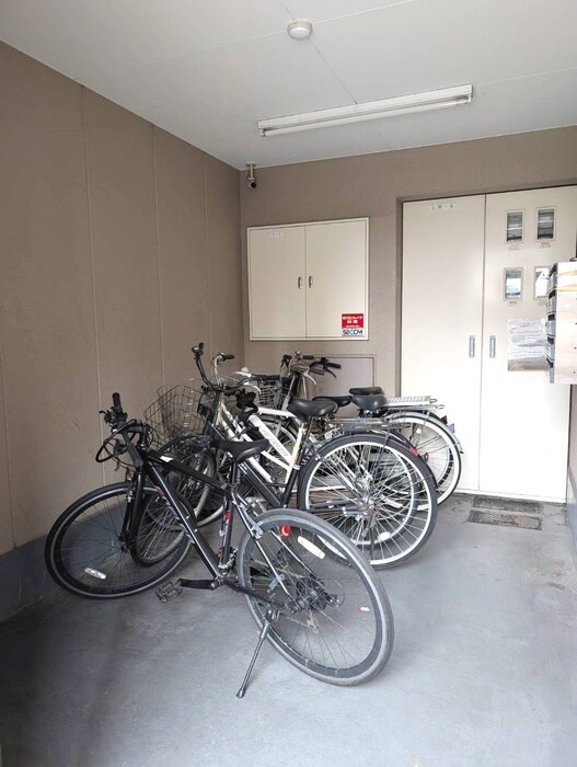 物件外観写真3　(駐輪場)
