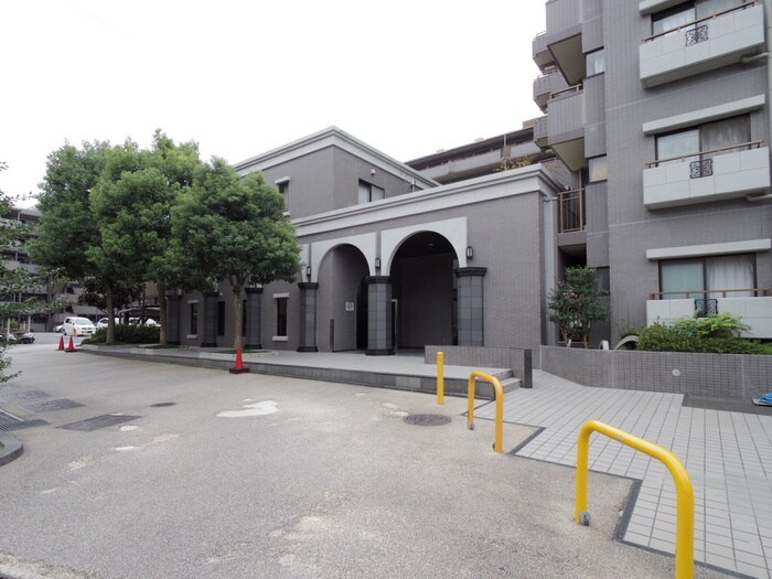 物件外観写真2　(エントランス部分)