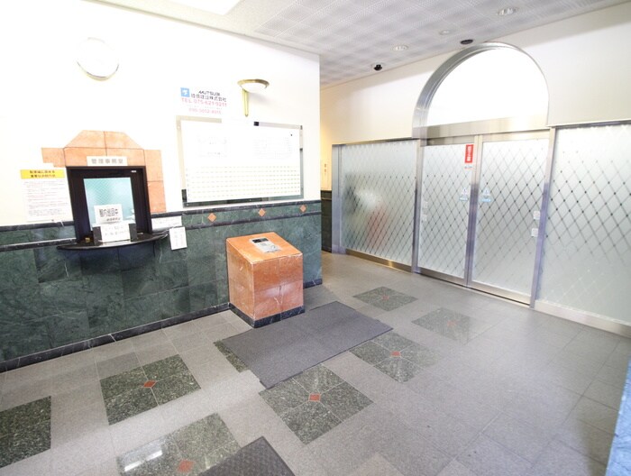 物件外観写真5　(エントランス部分)