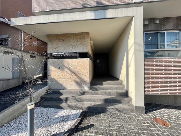 物件外観写真3　(エントランス部分)