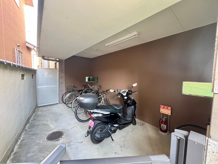 物件外観写真6　(駐輪場)