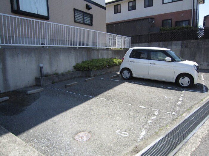 物件外観写真3　(駐車場)