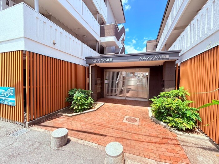 物件外観写真4　(エントランス部分)