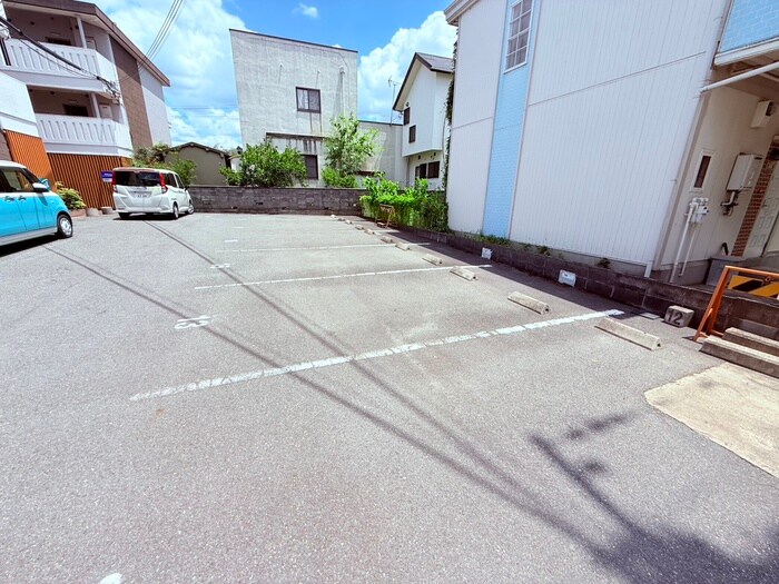 物件外観写真5　(駐車場)