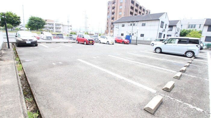 物件外観写真6　(駐車場)